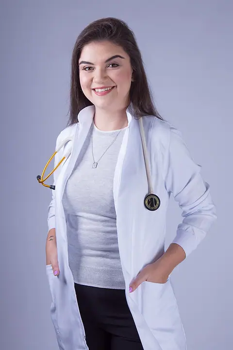 Dra. Kathy Alves de jaleco branco e estetoscópio