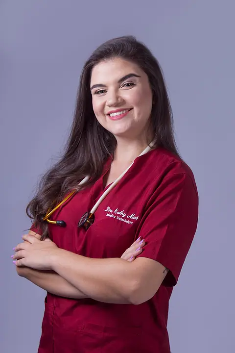 Dra. Kathy Alves, veterinária domiciliar, de braços cruzados